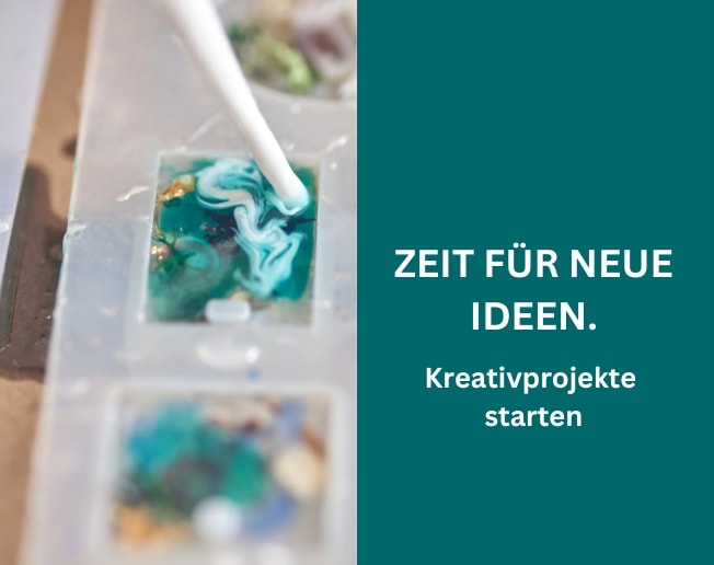 Auf dem Foto sieht man eine Farbpalette, hier rührt ein Pinsel in türkisblauen Farben. Text "Zeit für neue Ideen. Kreativprojekte starten"